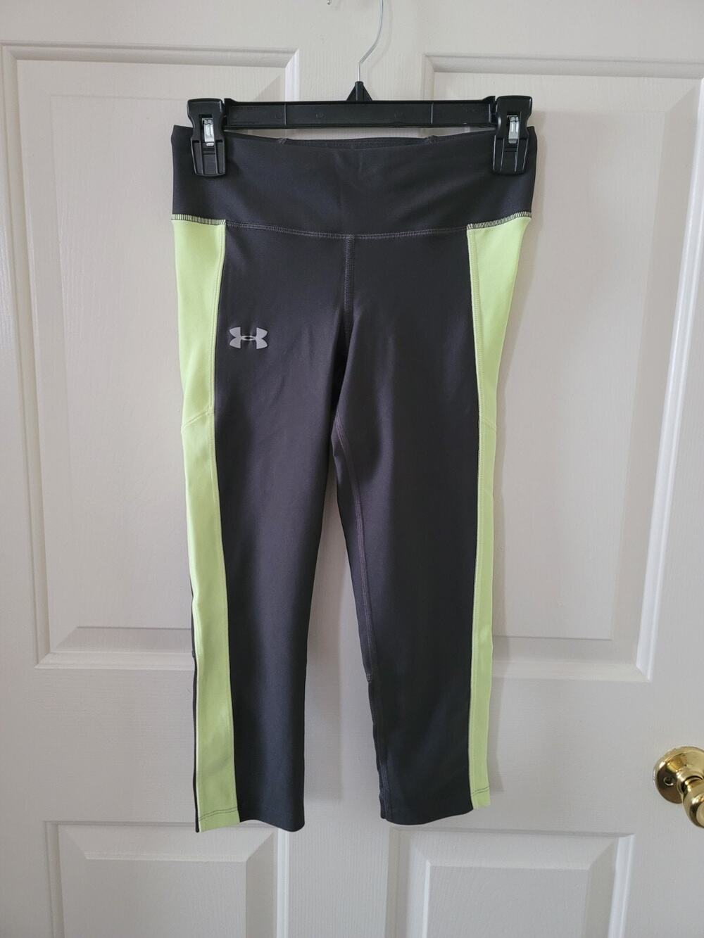 Under Armour Leggings Size S HeatGear Compression Capri Pants Womens Gray Green